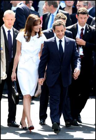 Nicolas Sarkozy et sa femme Carla Bruni main dans la main lors du défilé du 14 juillet 2009. Uni, le couple présidentiel s'affiche régulièrement complice.