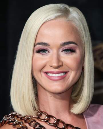 Katy Perry et son carré blond platine ultra lissé.