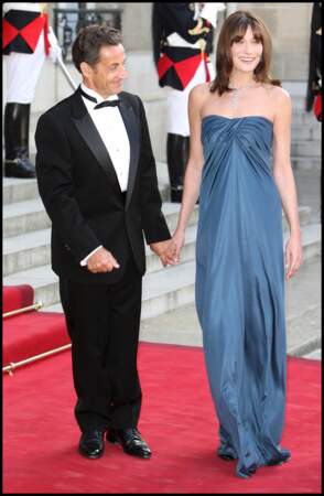Nicolas Sarkozy subjugué devant la beauté de sa femme Carla Bruni à l'Elysée pour l'accueil de l'émir du Qatar en juin 2009.