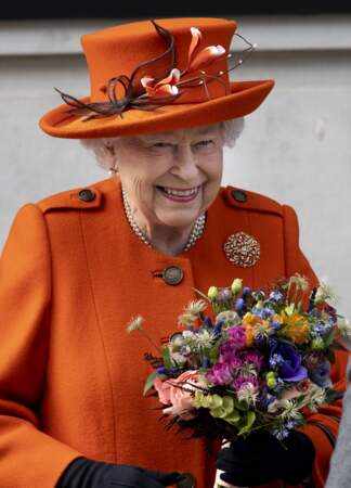 La reine Elizabeth II a reçu un joli bouquet lors de sa visite du Musée des Sciences à Londres