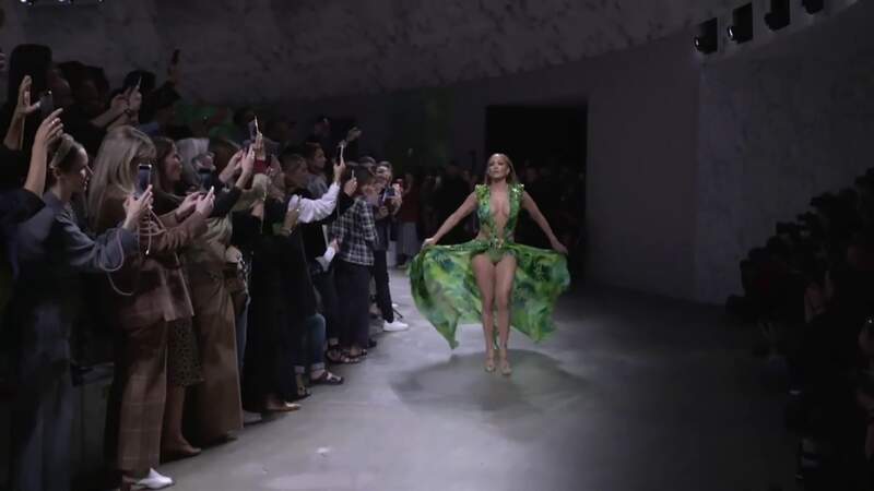 Jennifer Lopez a marqué les esprits. Le 20 septembre 2019, la star de 50 ans s'est glissée dans sa fameuse "jungle dress ", la robe qu'elle portait en 2000 pour les Grammy Awards et qui est devenue culte.