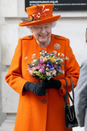 Elizabeth II a opté pour un ensemble orange vif pour sa visite du Musée des Sciences à Londres