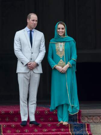 Le prince William et Kate Middleton posant à la sortie de la mosquée Badshahi  lors de leur voyage au Pakistan