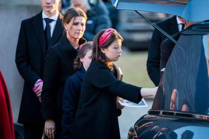 L'aînée Maud Angelica posant la main sur le cercueil de son père Ari Behn