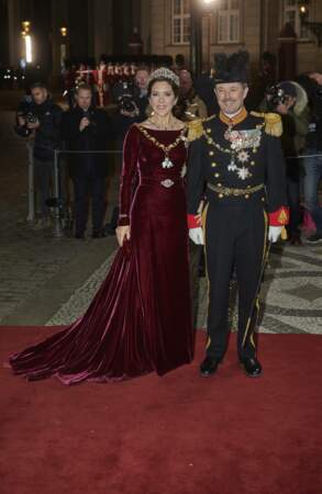 La princesse Mary de Danemark porte une longue robe en velours qu'elle a déjà mise plusieurs fois.