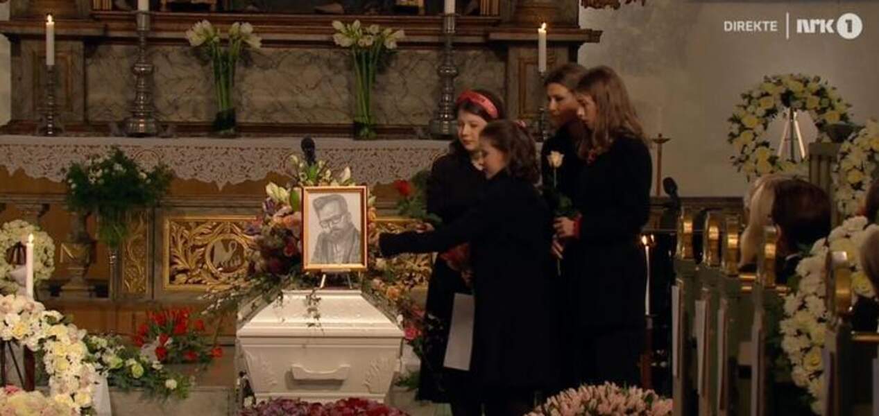 Märtha Louise entourée de ses trois filles pour déposer des fleurs sur le cercueil d'Ari Behn