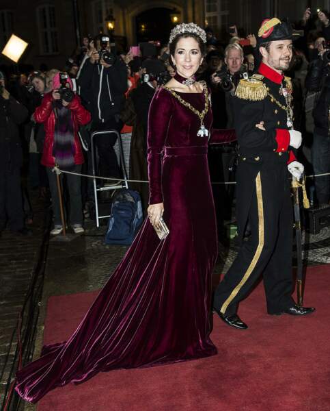 La princesse Mary du Danemark portait déjà cette robe longue en velours lors de la réception du  Nouvel An au Palais d'Amalienborg a Copenhague au Danemark le 31 décembre 2013.