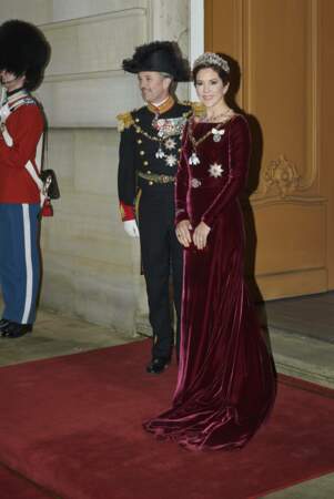 La princesse Mary de Danemark garde la même robe , la même tiare mais change de tour de cou et de boucles d'oreilles en 2020.