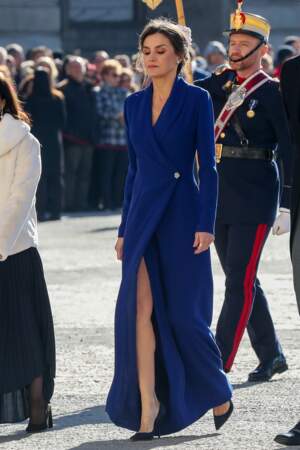 La reine Letizia d'Espagne dévoile ses jambes fines et musclées dans cette robe longue et fendue.