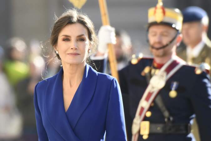 Letizia d'Espagne magnifique avec cette robe bleue, la couleur Pantone de 2020.