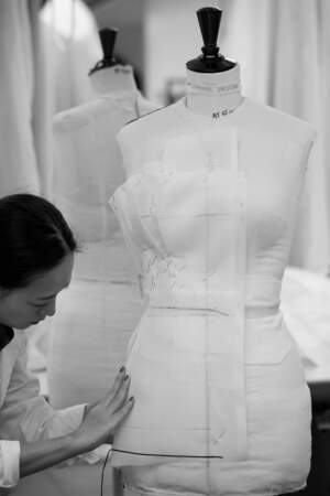 La robe Dior de Jennifer Aniston a nécessité 200 heures de travail effectuées par trois petites mains des ateliers Dior.