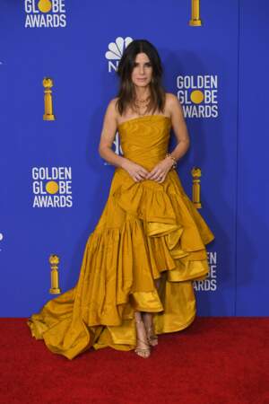 Sandra Bullock a opté pour une robe bustier très ensoleillée.
