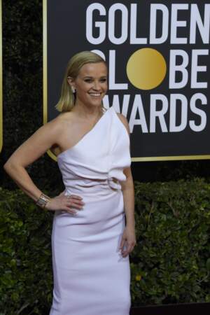 Reese Witherspoon, canon en robe one-shoulder immaculée.