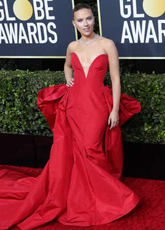 Scarlett Johansson, la future mariée,  sublime en robe longue bustier Vera Wang.