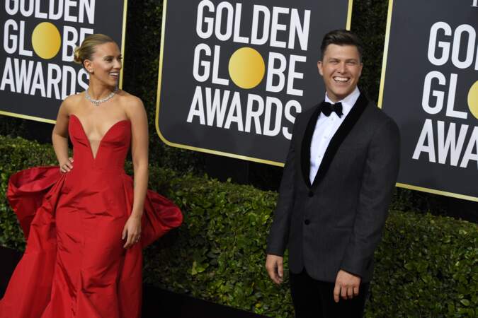 Scarlett Johansson et son fiancé Colin Jost, très détendus et chic lors des Golden Globes 2020.