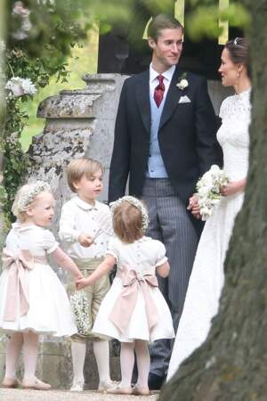 Pippa Middleton et James Matthews devant leurs enfants d'honneur, le 20 mai 2017