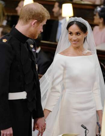 Le prince Harry et Meghan Markle à la chapelle Saint-Georges au château de Windsor, le 19 mai 2018. L'ancienne duchesse opte pour une robe française de la marque Givenchy, signée Claire Waight Keller, le jour de son mariage.