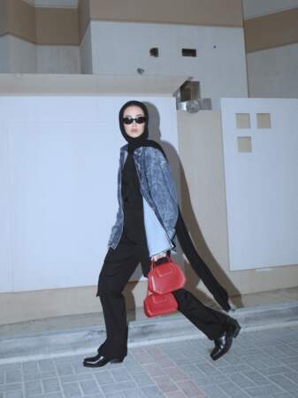 Leena Alghouti fait ressortir le sac Guirlande de Cartier sur un look sobre, noir et denim. 