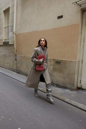 Chloé Harrouche, alias @louloudesaison, s'empare des deux versions du sac Guirlande de Cartier en rouge, sur un total look beige.