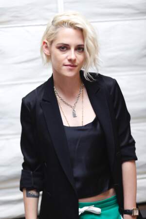 Kristen Stewart, alors blonde platine mais toujours avec son collier fétiche, le 15 octobre 2016 au Essex House Hotel, à New York. 