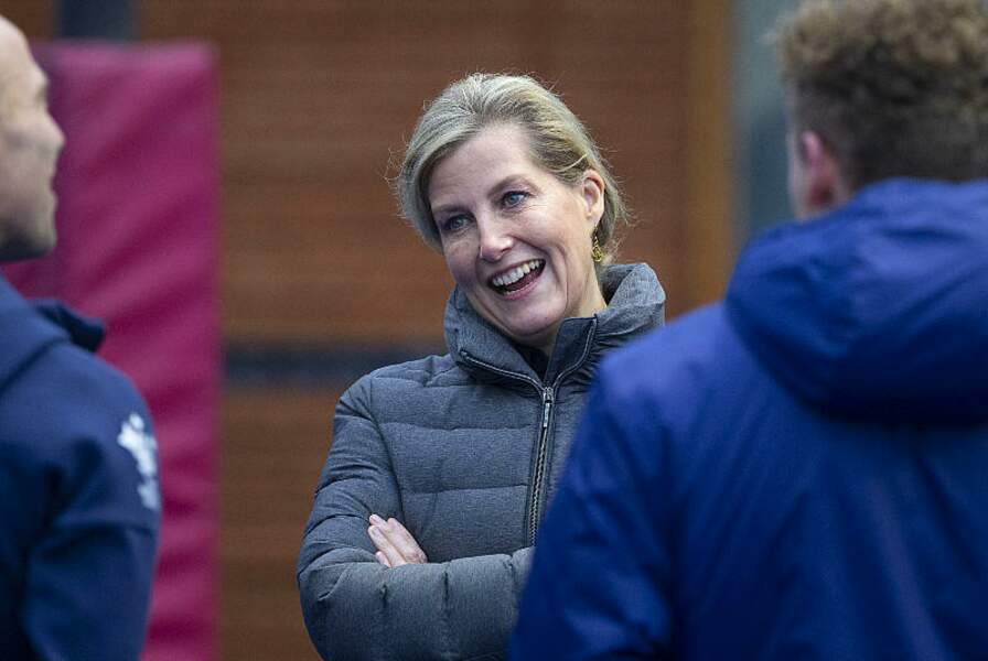 La comtesse Sophie de Wessex très souriante l'entrainement de  l'équipe de Hockey d'Angleterre à Marlow le 7 janvier 2020.