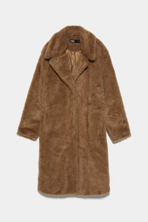 Manteau en fausse fourrure, 90 € soldé 60 €, Zara.