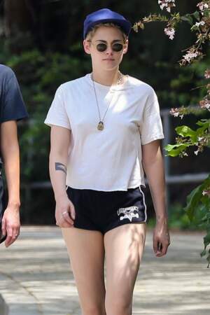 Kristen Stewart alors en couple avec Stella Maxwell, porte toujours son collier cadenas dans les rues de Los Angeles, le 20 août 2018