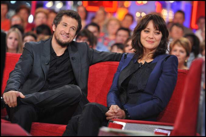 Guillaume Canet et Marion Cotillard pendant l'enregistrement de l'émission "Vivement dimanche", en 2010