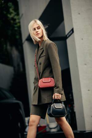Avec un ensemble blazer-short khaki, Linda Tol adopte les sacs Guirlande de Cartier.