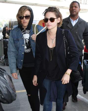 Kristen Stewart apparaît pour la première fois avec sa compagne, Alicia Cargile, le 4 février 2015. Elle porte pour la première fois son collier cadenas offert par Jilian Dempsey.