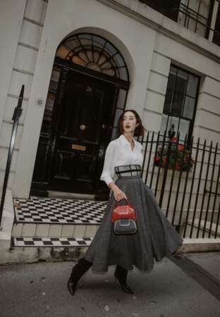 Chriselle Lim préfère associer les Nano et Petit modèles du sac Guirlande de Cartier en rouge et noir. 