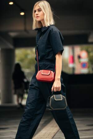 Look minimaliste, Linda Tol redonne des couleurs à sa combinaison noire avec les Petit et Nano sacs de Cartier.
