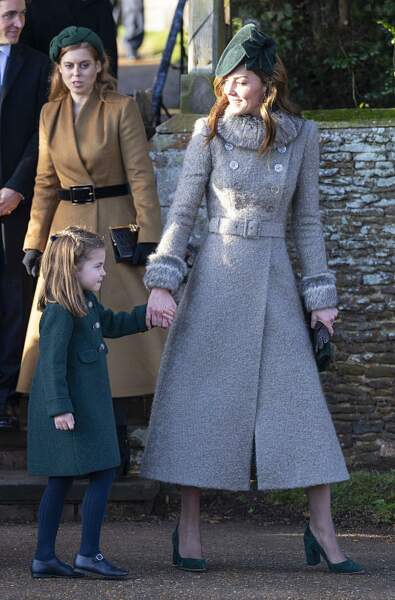 Kate Middleton opte pour un long manteau aux détails fourrure.