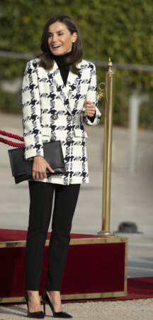 La reine Letizia d'Espagne craque pour les vestes imprimées et cintrées, comme cette veste pied-de-poule. 