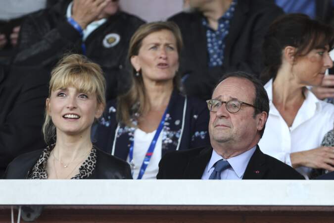 31 mai 2019 : François Hollande et Julie Gayet assistent ensemble au match amical féminin de football entre la France et la Chine à Créteil. 