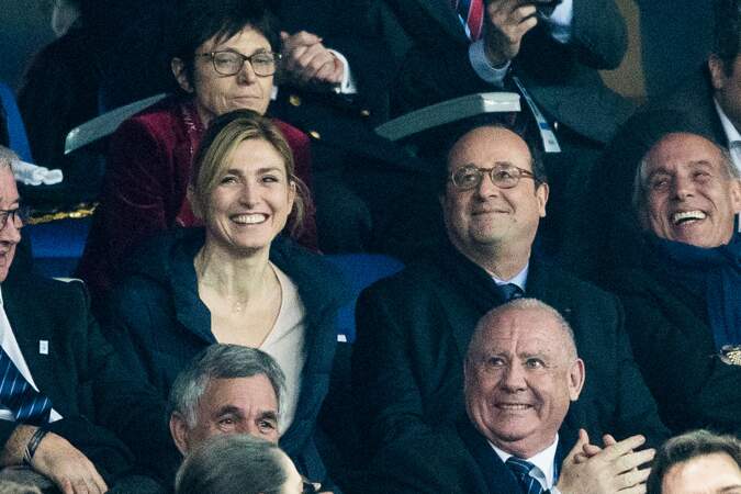 10 mars 2018 : Julie Gayet et François Hollande sont ensemble, sourire aux lèvres, au tournoi des six nations de rugby. 