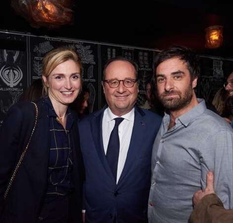 25 avril 2018 : François Hollande et Julie Gayet sont en soirée au Montana à Paris. Ils posent aux côtés de Grégory Montel.