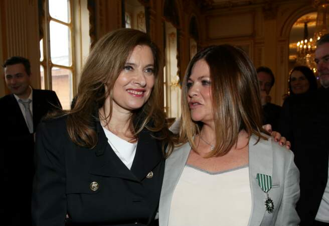 10 avril 2013 : Valérie TrierWeiler est accompagnée de Charlotte Valandrey le jour de la remise des médailles de l'Ordre des Arts et des lettres par la ministre de la Culture et de la Communication. 
