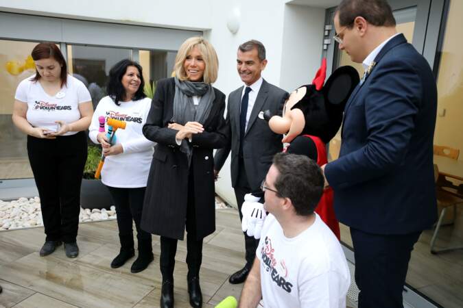 Brigitte Macron a opté pour un look classique en noir et blanc pour le lancement de la 31ème édition de l'opération Pièce Jaunes au Centre Hospitalier Régional d'Orléans le 8 janvier 2020.