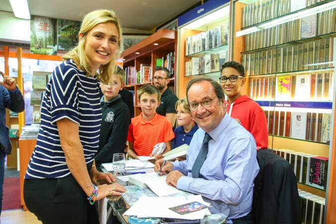 Septembre 2018 : François Hollande faisait de nombreuses dédicaces pour son livre "Les leçons du pouvoir", souvent en compagnie de Julie Gayet.