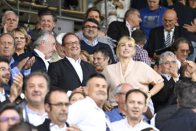 8 septembre 2019 : François Hollande et sa compagne Julie Gayet assistent au match de rugby du Top 14. La plupart des apparitions publiques du couple se passent lorsqu'il y a des matches de sports.