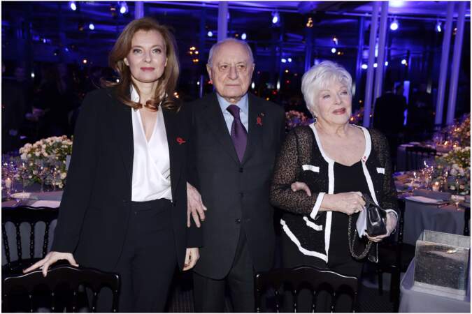 24 janvier 2013 : Valérie Trierweiler est aux côtés de Line Renaud et de Pierre Berger au dîner de la mode pour le Sidaction. 