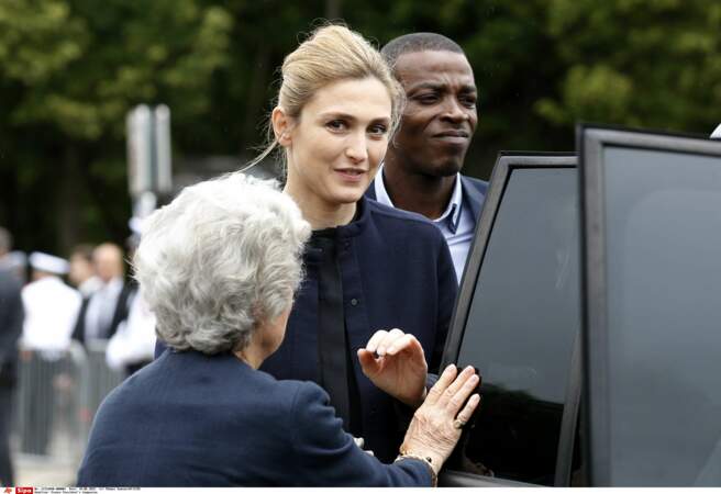 18 juin 2015 : Julie Gayet à la cérémonie de commémoration du Général de Gaulle. Un an après les révélations faites sur le couple dans Closer, c'est la première fois que Julie Gayet se rend à un événement ou François Hollande y est attendu (puisqu'il le présidait). 