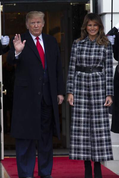 Melania Trump collectionne les manteaux long, comme ce modèle en tweed signé Chanel.