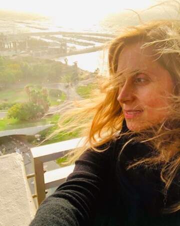 Le secret de Lara Fabian éviter que les rougeurs prennent le dessus sur ses selfies : le contre jour