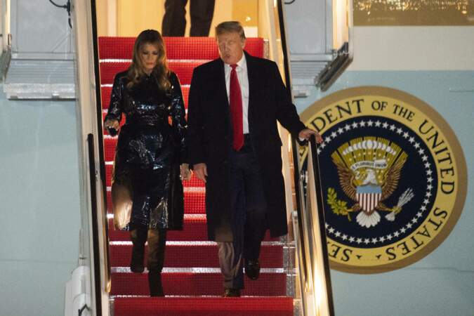 A la sortie de l'avion présidentiel, Melania Trump dévoile son trench en vinyle noir