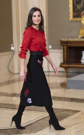 La reine Letizia d'Espagne en rouge et noir, au palais Zarzuela à Madrid. Le 14 janvier 2020