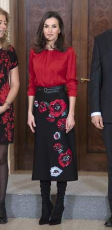 La reine Letizia d'Espagne mise sur des bottes noires Steve Madden.