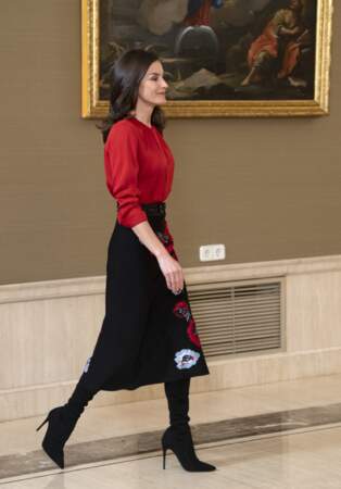 La reine Letizia d'Espagne porte à nouveau sa jupe Carolina Herrera brodée de coquelicots.