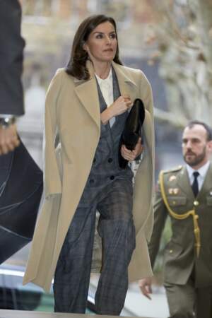 La reine Letizia d'Espagne porte son manteau posé sur les épaules comme Melania Trump.